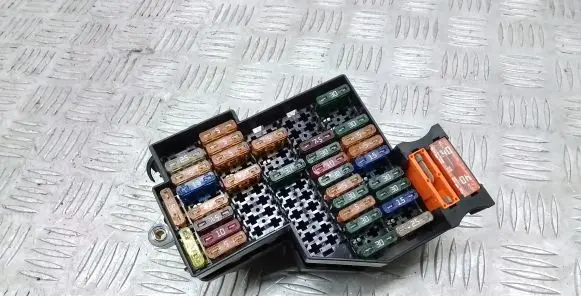 Porsche Cayenne (92A) Fuse module 7P0941824C 7P0941828C