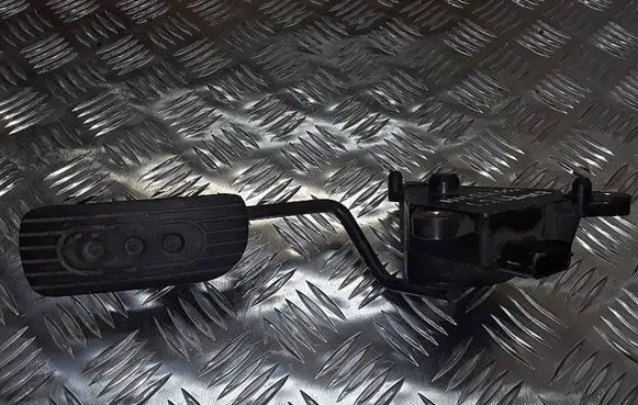 Nissan Micra Accelerator throttle pedal 18002AX700