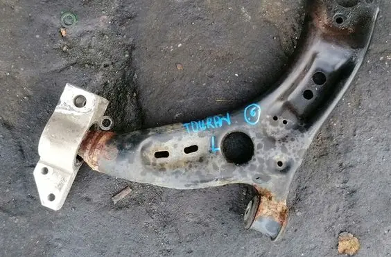 Volkswagen Touran I Front lower control arm/wishbone 103KW