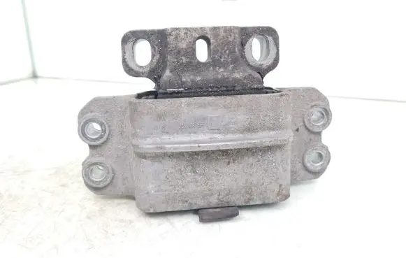 Volkswagen PASSAT B6 Engine mount bracket 3C0199555Q