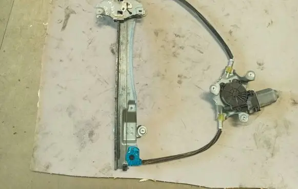 Renault Twingo II Front door window regulator with motor 