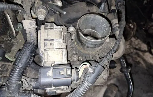 Volkswagen Golf Plus Throttle valve 03c133062