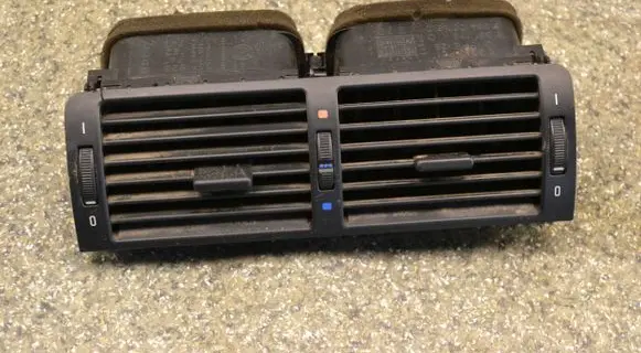 BMW 5 E39 Dash center air vent grill 8391179