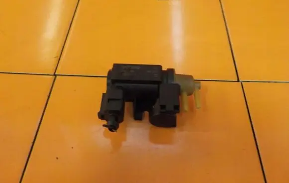 Volvo S60 Valve vacuum 31401109