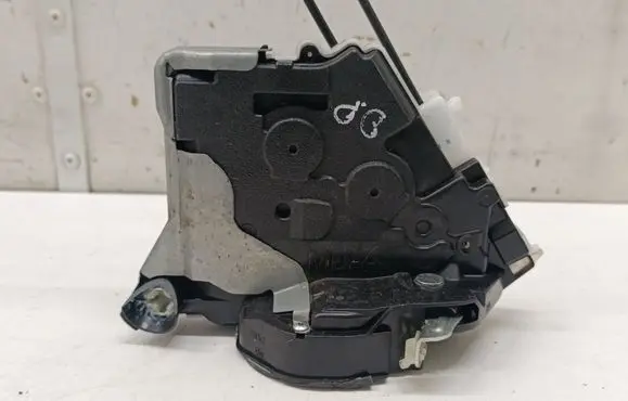 Toyota Yaris XP210 Front door lock