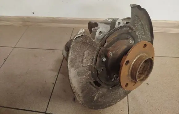 Rear wheel hub