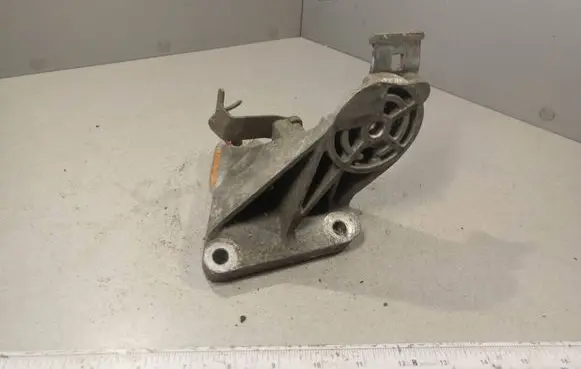 Volvo S70 V70 V70 XC Engine mounting bracket 074199275