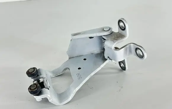 Toyota Sienna XL40 IV Sliding door lower roller guide/hinge