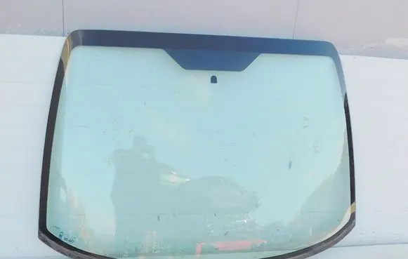 Chrysler Town u0026 Country IV Front windscreen/windshield window 195631