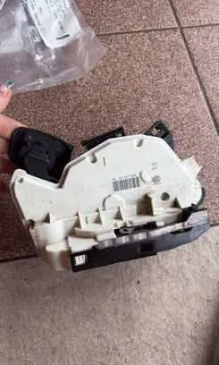 Volkswagen Golf VII Front door lock 5K1837016E