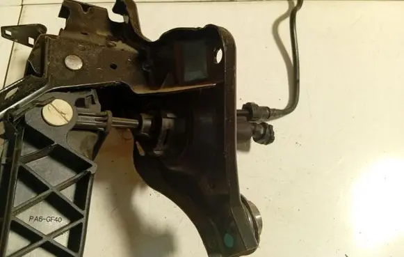 Ford Mondeo MK IV Clutch master cylinder KG196053