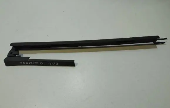 Volkswagen Touareg I Front driver seat rail trim 7L0881479