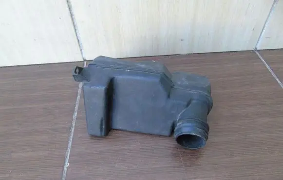 BMW 7 E38 Intake resonator 1744467