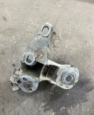 Audi A6 S6 C5 4B Engine mounting bracket 8E0199352D