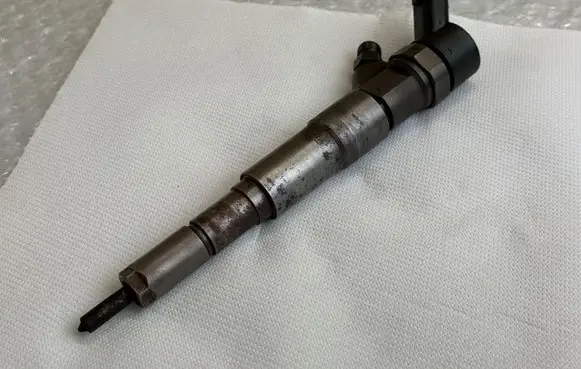 BMW 5 E39 Fuel injector 2354093 0445110029