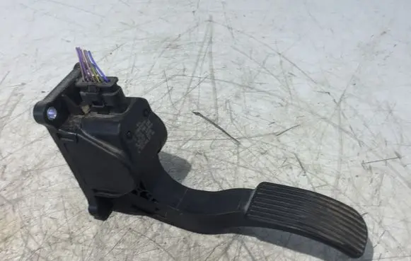 Mercedes-Benz Vito Viano W447 Accelerator throttle pedal A9063000304 0280755025 A01564