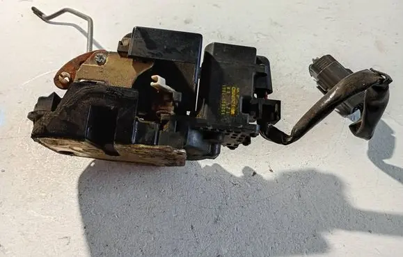 Mazda 626 Front door lock 1528007001