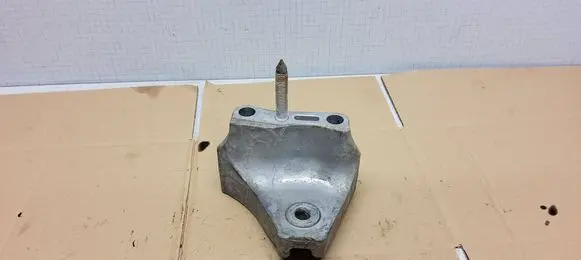Toyota Avensis T250 Engine mounting bracket