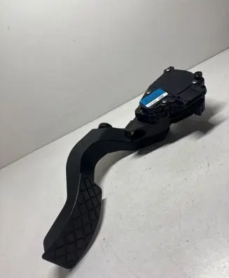 Accelerator throttle pedal