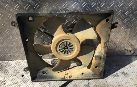 Mitsubishi Space Runner Radiator cooling fan shroud