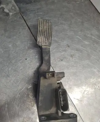 Mercedes-Benz Vito Viano W638 Accelerator throttle pedal A9013000404 0281002335 382408854