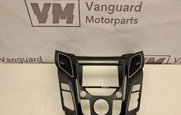 Hyundai i40 Radio/GPS head unit trim U09C873810