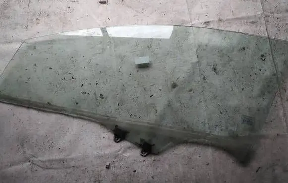 Honda Civic Front door window glass four-door as2