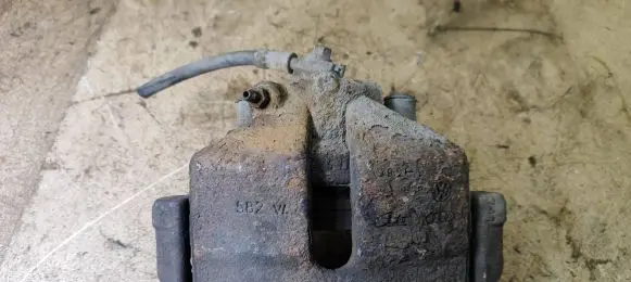 Volkswagen PASSAT CC Front brake caliper