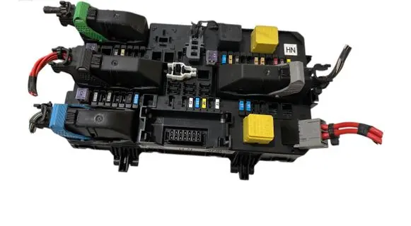 Opel Zafira B Fuse module 13220829