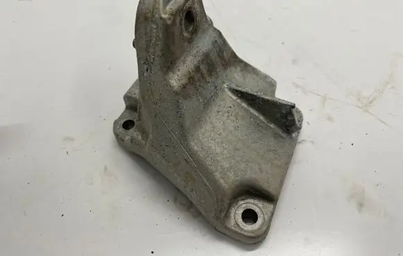 BMW 1 F20 F21 Engine mounting bracket 6869618