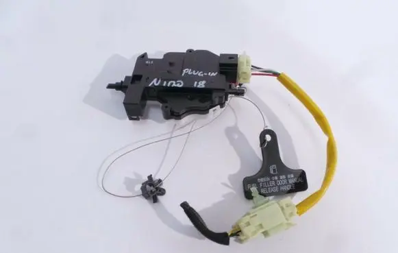 Fuel tank cap lock