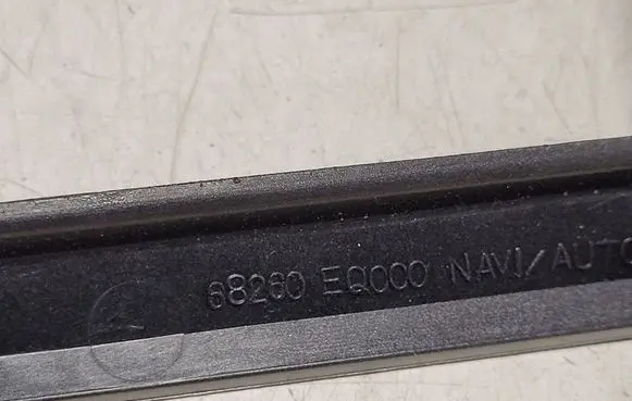 Nissan X-Trail T30 Dash center air vent grill 68260EQ000