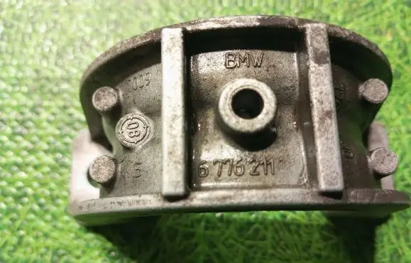 BMW 5 F10 F11 Sway bar bush bracket, front 6776211