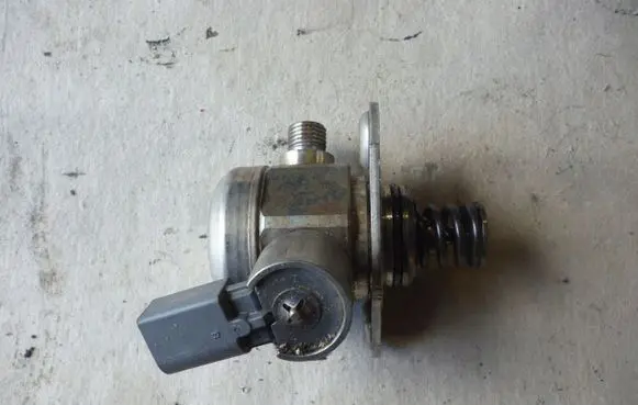 BMW 5 F10 F11 Fuel injection high pressure pump 13517610761