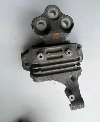 Jeep Cherokee Engine mount bracket 68270565AA 3437