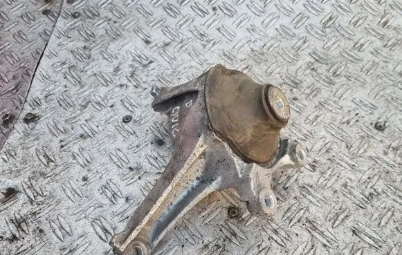 Honda Civic Engine mount bracket