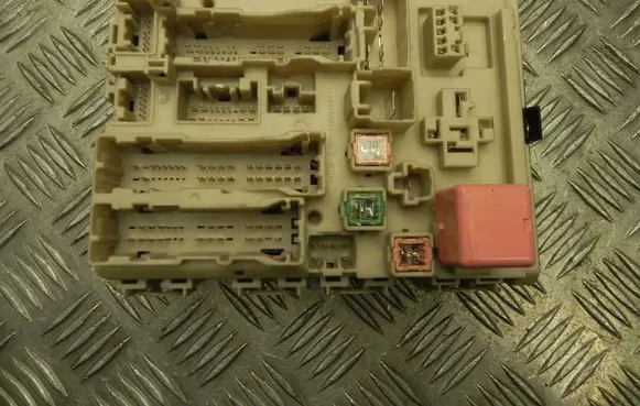 Toyota Avensis T270 Fuse box set 8273005J90