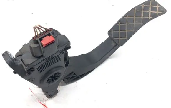 Accelerator throttle pedal