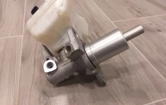Master brake cylinder