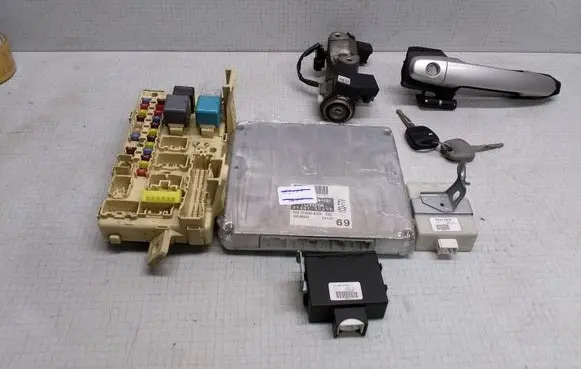 Toyota Avensis T250 Engine ECU kit and lock set 82641CA030F 8273405030