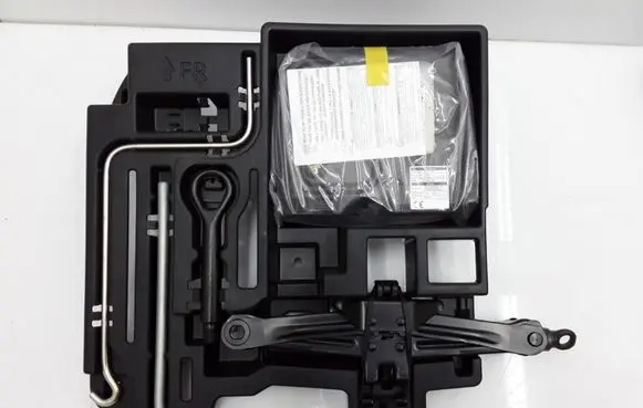 Lexus CT 200H Tool set 6477776010