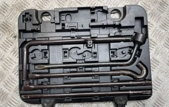 Toyota Land Cruiser (J120) Tool set 0912060200