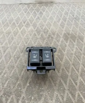 Nissan Juke I F15 Seat heating switch P13753B48300