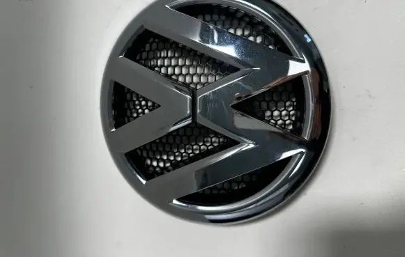 Manufacturer badge logo/emblem