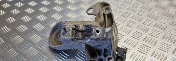 Volkswagen PASSAT B5 Engine mounting bracket 8D0199352H
