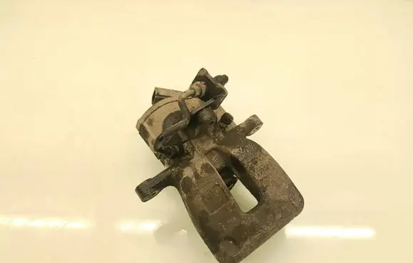 Volkswagen PASSAT CC Rear brake caliper 