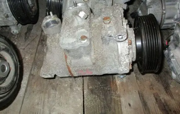 Volkswagen Golf VI Air conditioning (A/C) compressor (pump) 1K0820808A