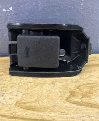 Suzuki Grand Vitara II Engine bonnet (hood) release handle