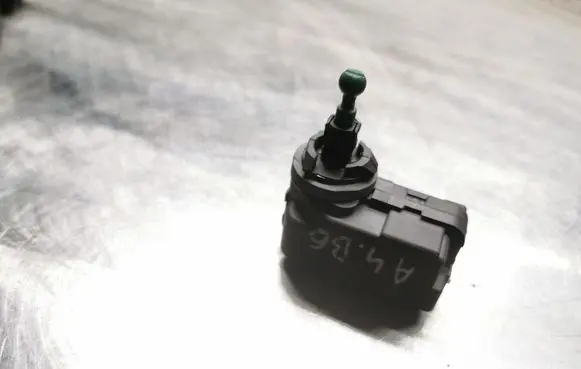 Headlight level adjustment motor