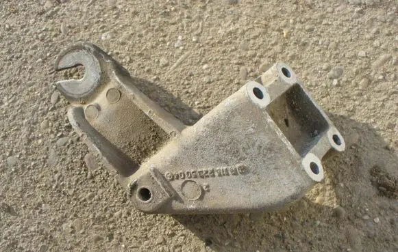 Mercedes-Benz 280 450 W116 Engine mounting bracket 1162235004